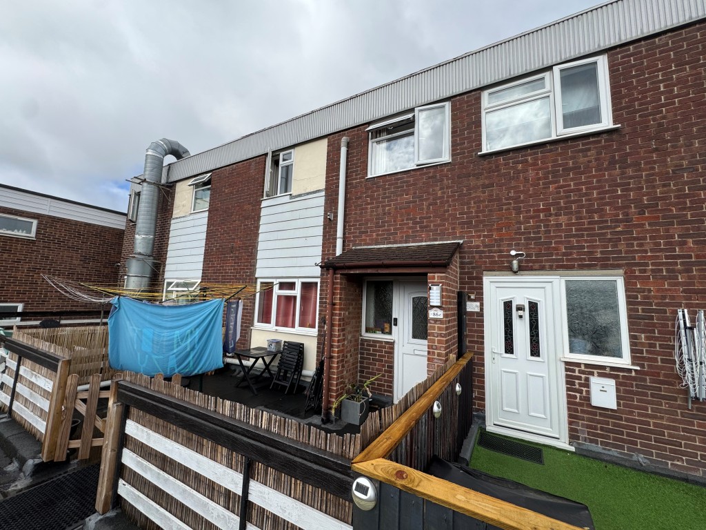 Lot: 89 - FREEHOLD FOUR STOREY MIXED COMMERCIAL AND RESIDENTIAL INVESTMENT - Access to the Maisonette